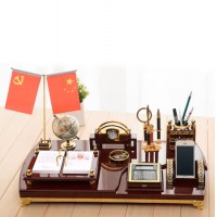 易利丰 商务办公用品带笔筒摆件办公室国旗摆件台历架多功能木质2022日历台办公桌面红旗党旗 大号 豪华款